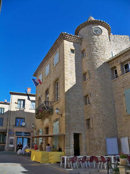 Das Rathaus in der Altstadt von Châteauneuf du Pape